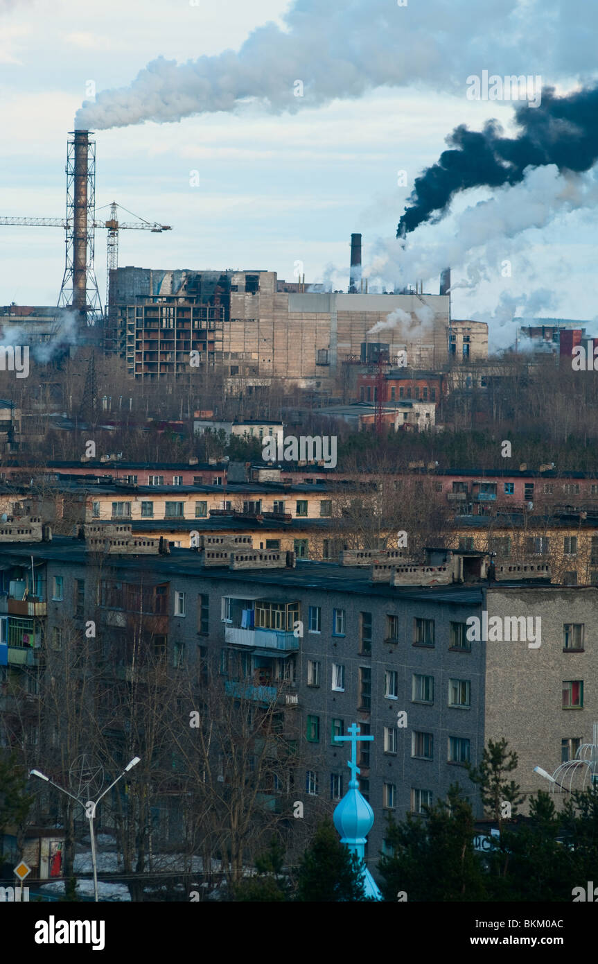 Eine kleine russische industrielle Stadt von Segezha. Grauen alten vorgefertigte Häuser auf dem Hintergrund einer Fabrik mit rauchenden Schornsteinen. Stockfoto