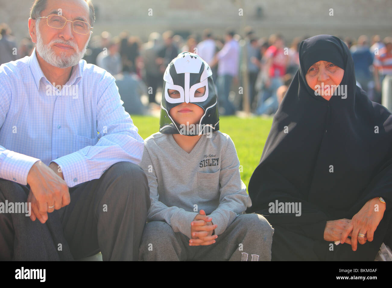 Super-Helden mit verschleierten ältere Muslimin, Türkei, Istanbul Stockfoto