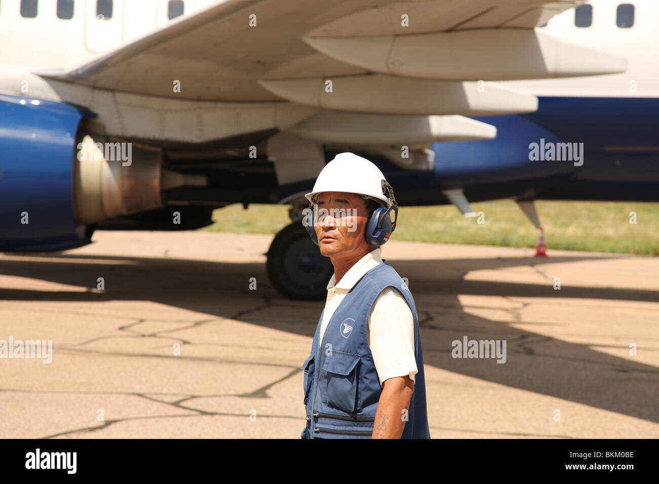 Techniker der MIAT Mongolian Airlines am Flughafen von Moron Stockfoto
