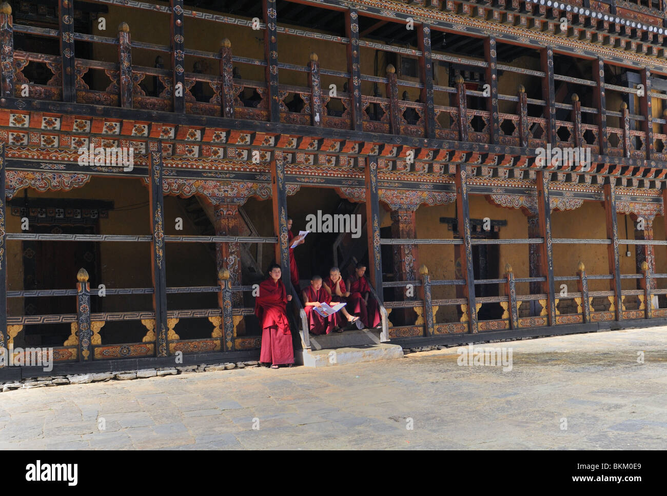 Junge buddhistische Mönche entspannend, Trongsa Dzong Bhutan Stockfoto