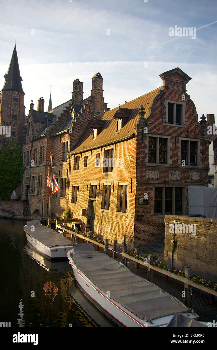 Backsteingebäude auf dem Wasser im Licht der untergehenden Sonne in Brügge, Belgien Stockfoto Backsteingebäude auf dem Wasser im Licht der untergehenden Sonne in Brügge, Belgien Stockfoto