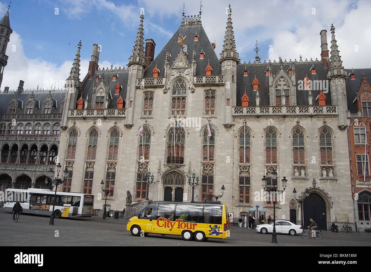 Ein Tour-Bus vor dem Provinciaal Hof in Brügge historischen Marktplatz Stockfoto