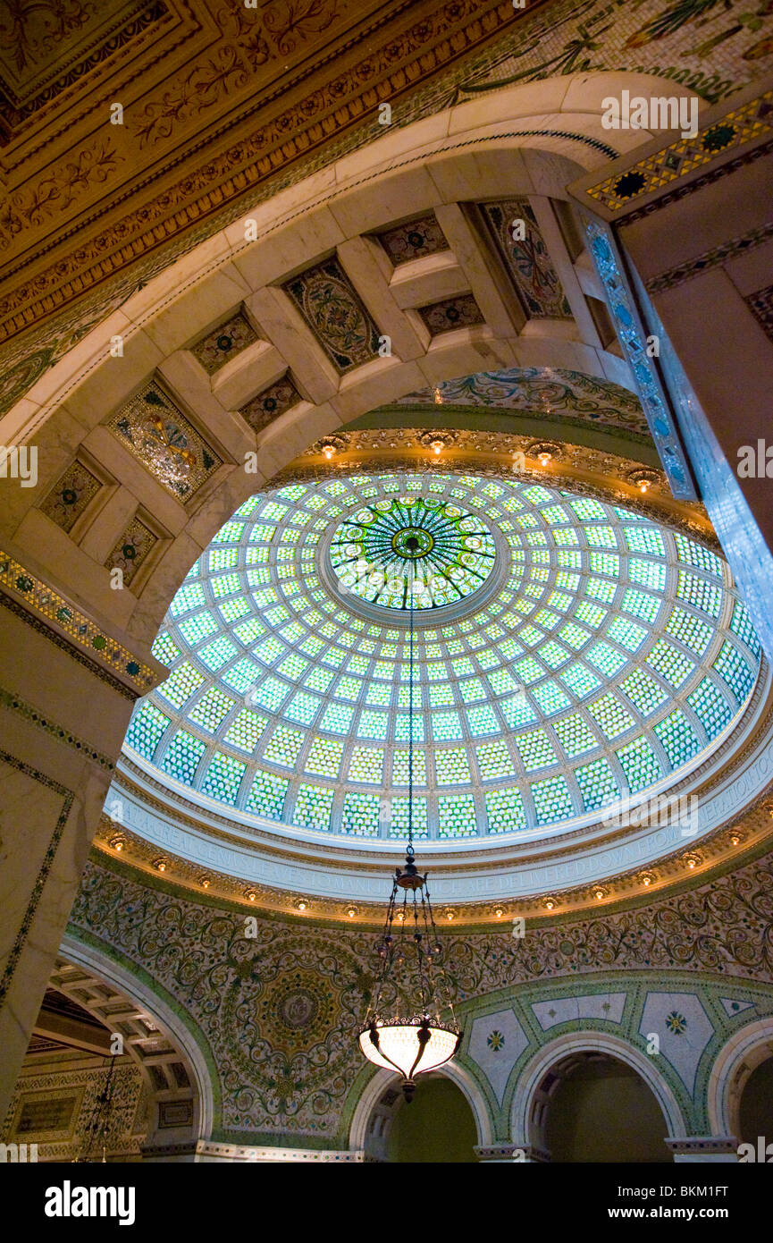 Preston Bradley Hall of Chicago Cultural Center in Chicago, Illinois.  Tiffany Mosaik Glaskuppel. Stockfoto