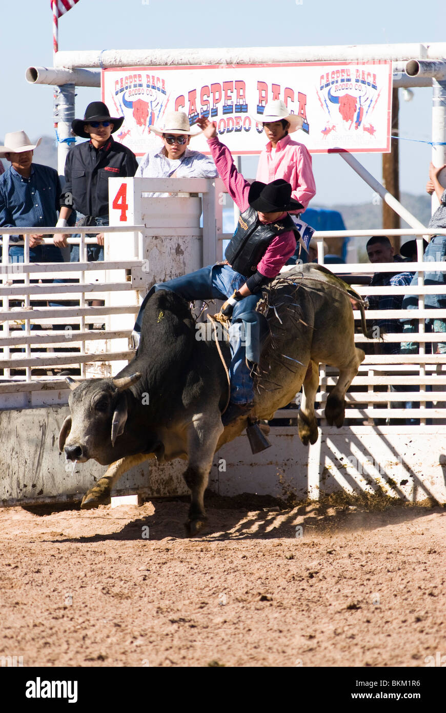 ein Cowboy konkurriert in der Bullenreiten Ereignis während der O' odham Tash All-indischen rodeo Stockfoto