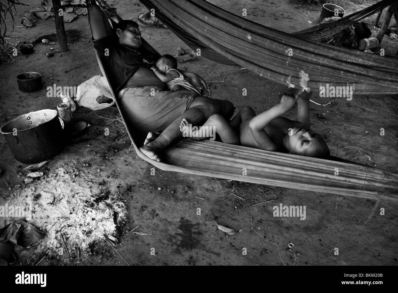 Eine Nukak-Frau mit ihren Kindern liegt in einer Hängematte in einem Flüchtling-Lager in der Nähe von San Jose del Guaviare, Kolumbien. Stockfoto