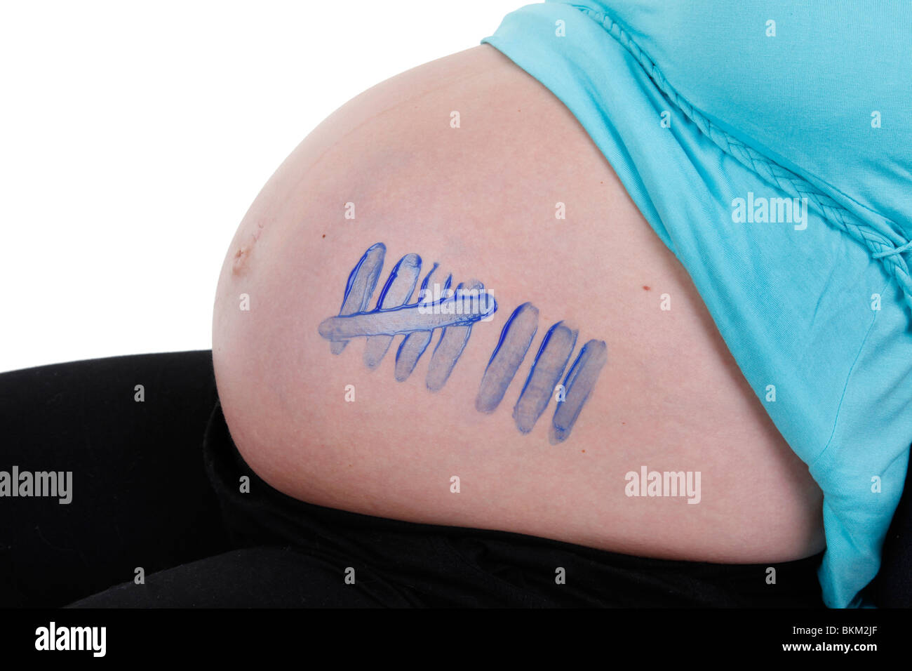 Bauch Gesenkt Wie Lange Noch Bis Zur Geburt Schwangere Frau zählen die Tage bis zur Geburt durch die Malerei einer