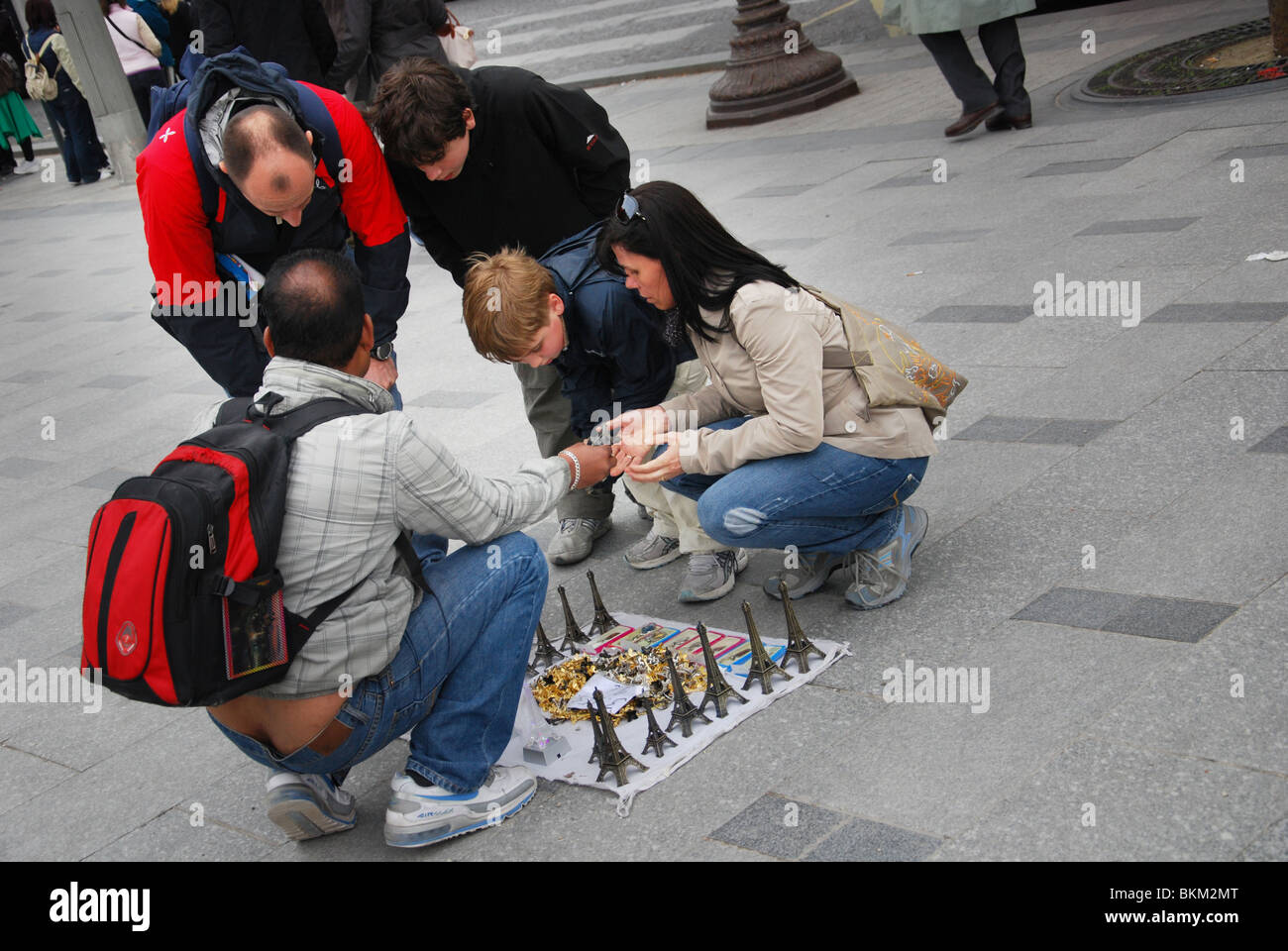 Straßenverkäufer Verkauf Miniatur Eiffeltürme an Touristen Paris Frankreich Stockfoto