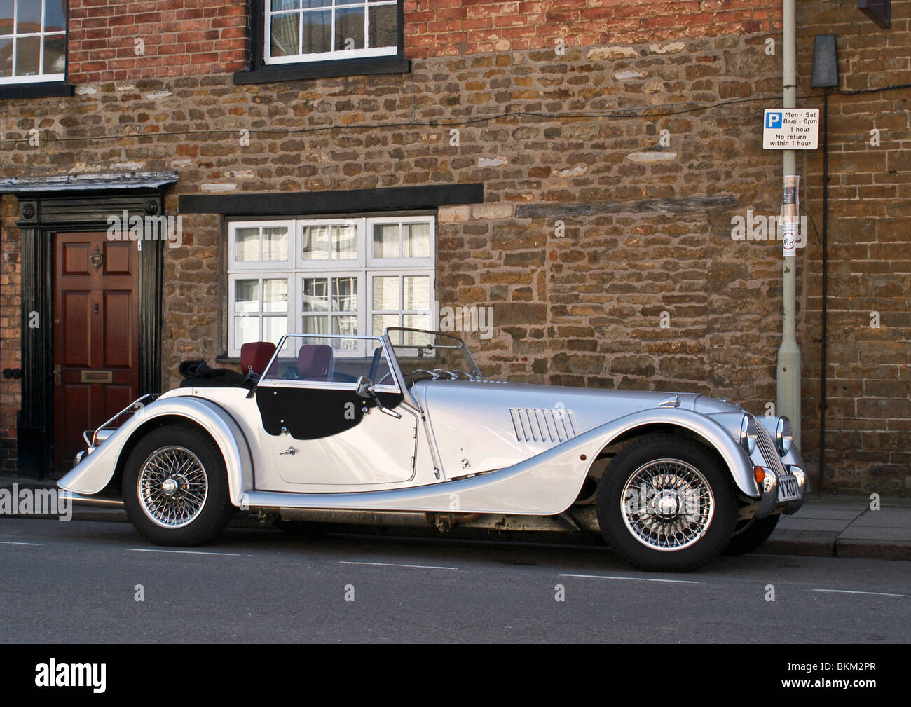 Seitenansicht des Martin Oldtimer Cabrio-Sportwagen in glänzendem silbernen metallic-Farbe mit Draht-Rädern, elegante Form und Stil. Stockfoto