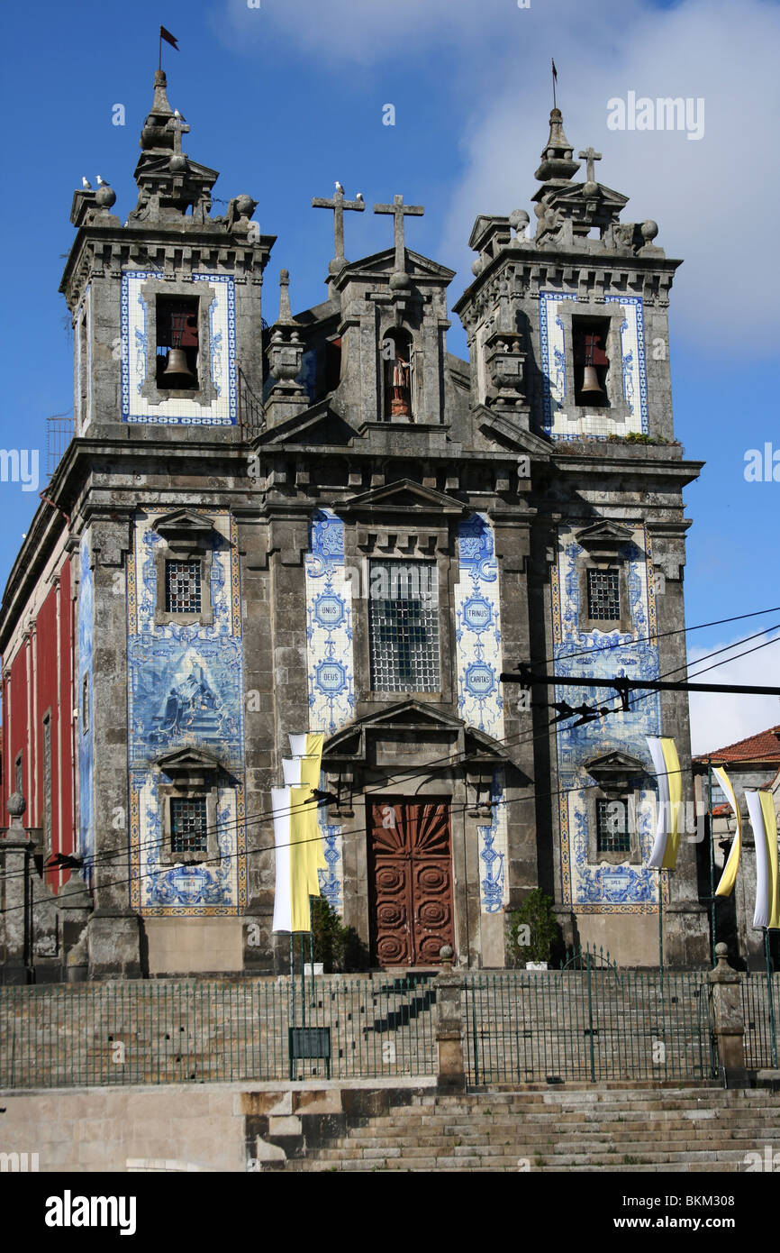 Kirche von Santo Ildefonso mit zwei Türme und Glocken im alten Porto, Portugal Stockfoto
