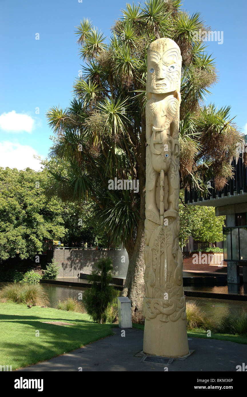 Poupou geschnitzt Post, Maori-Schnitzen in Christchurch, Neuseeland Stockfoto