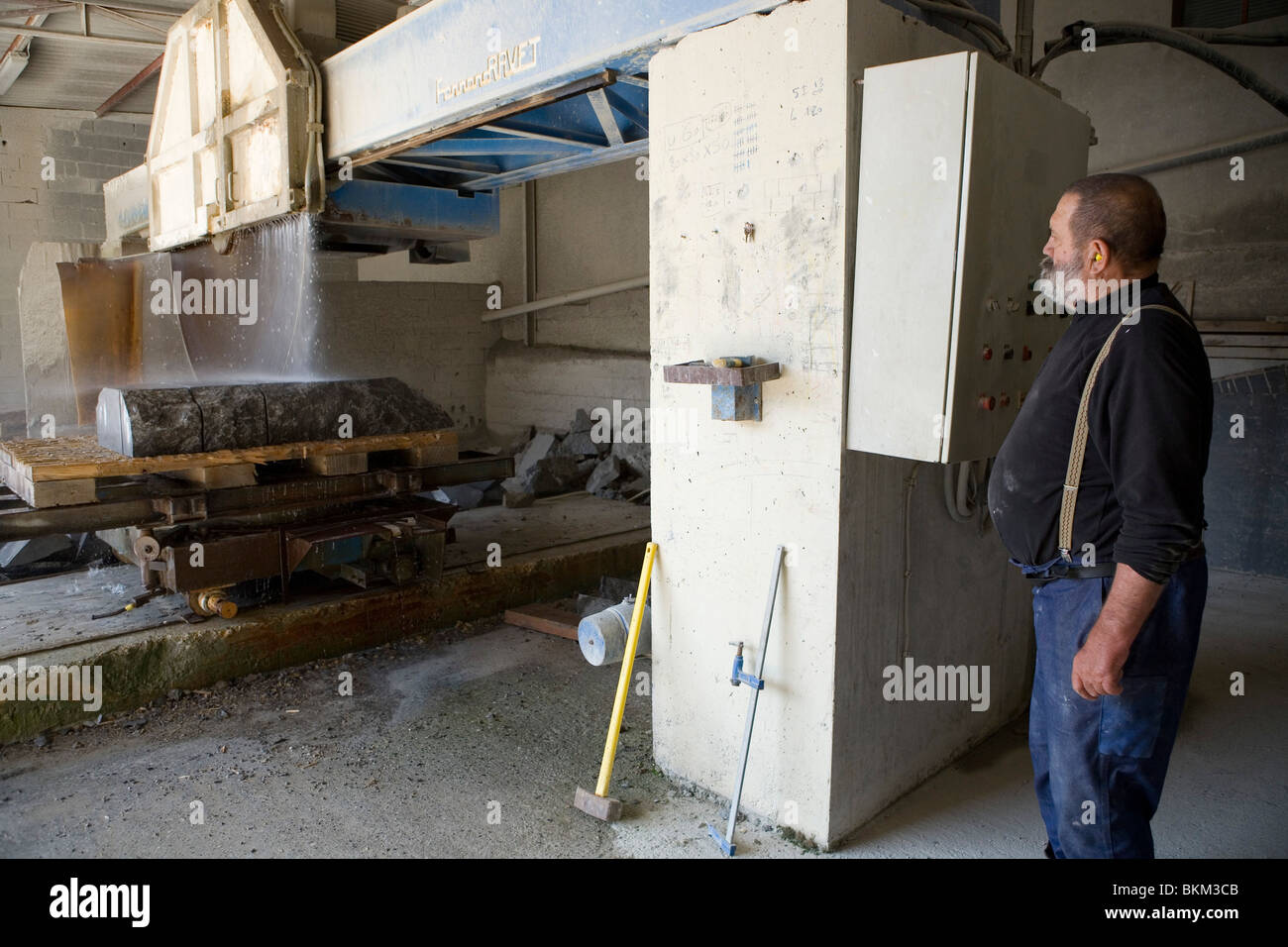 Pierre, ein Steinmetz, zeigt sein Handwerk in seiner Werkstatt im Steinbruch von Entrevaux, Französische Alpen Stockfoto