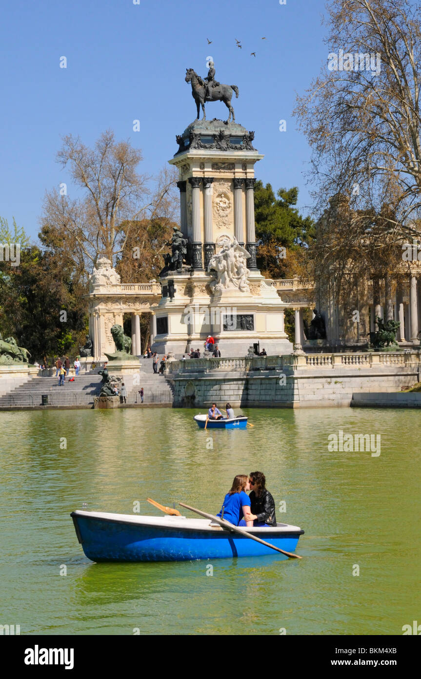 Madrid, Spanien. Parque del Buen Retiro Retiro-Park. Bootfahren auf dem Estanque / See. Paar küssen im Boot Stockfoto