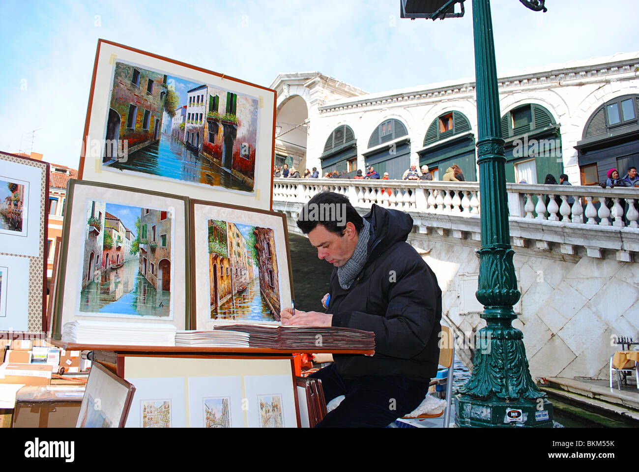 Künstler verkaufen Gemälde für Touristen neben der Rialto-Brücke, Venedig, Italien Stockfoto