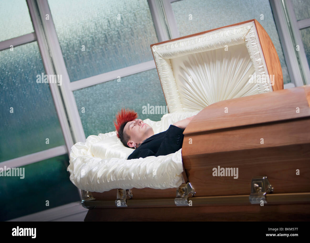 Einen verstorbenen jungen Mann In einem Sarg Stockfoto