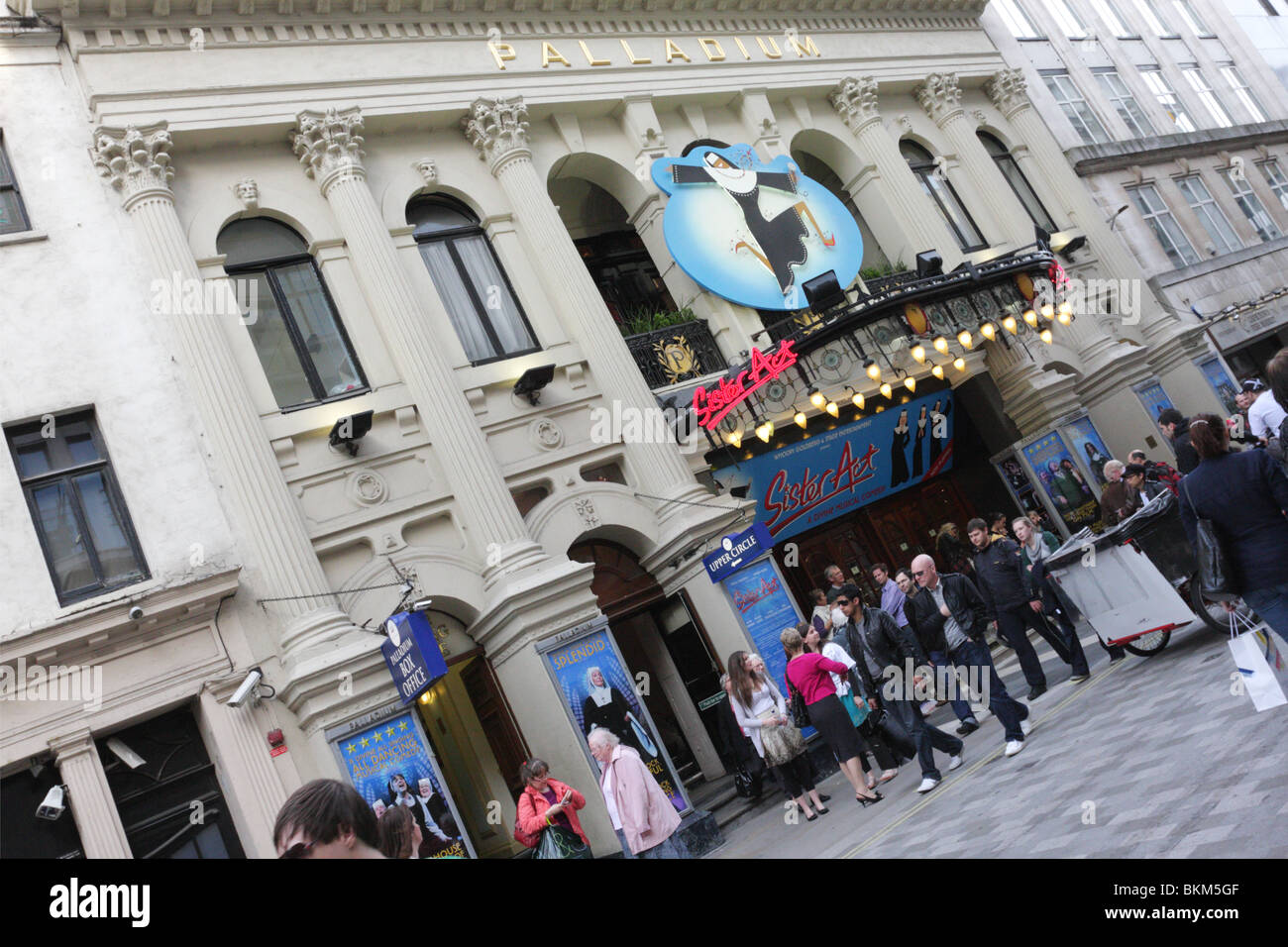 Frontansicht des weltweit bekannten London Palladium Theater in Argyll Street, London. Stockfoto