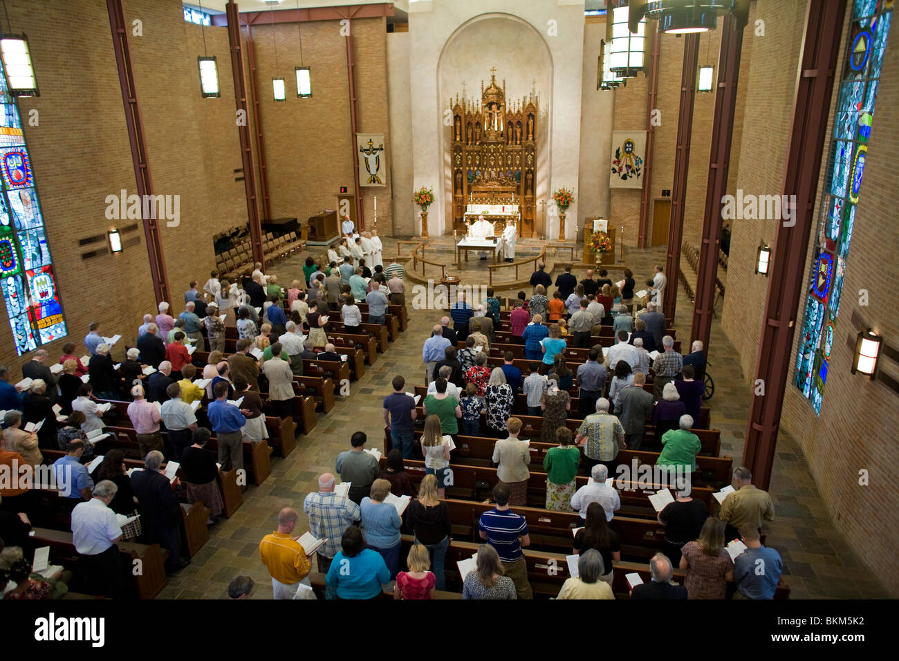 Die Gemeinde singt während des Gottesdienstes in St. Martin's Lutheran Church Gottesdienst in Austin, Texas, USA. ©Bob Daemmrich Stockfoto