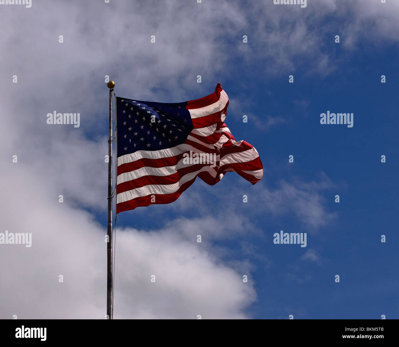 Amerikanische Flagge gegen blauen Himmel Wolke gefüllt. In Süd-Texas getroffen. Stock Fotografie von cahyman Stockfoto
