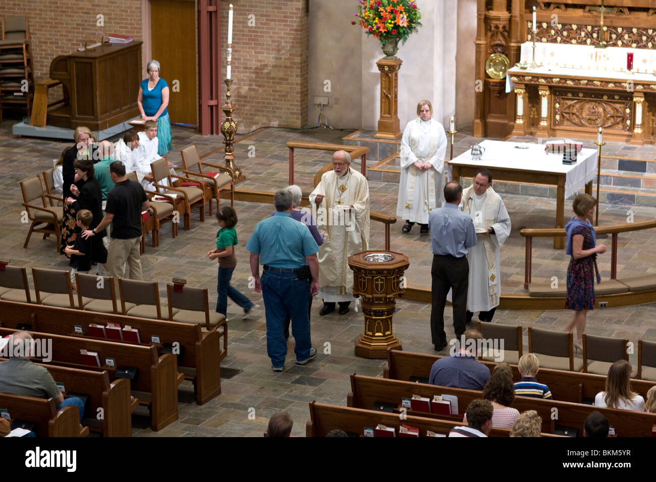 Gemeindeglieder nehmen Gemeinschaft im Dienst im Heiligtum am St.-Martins Kirche in Austin, Texas, USA Stockfoto