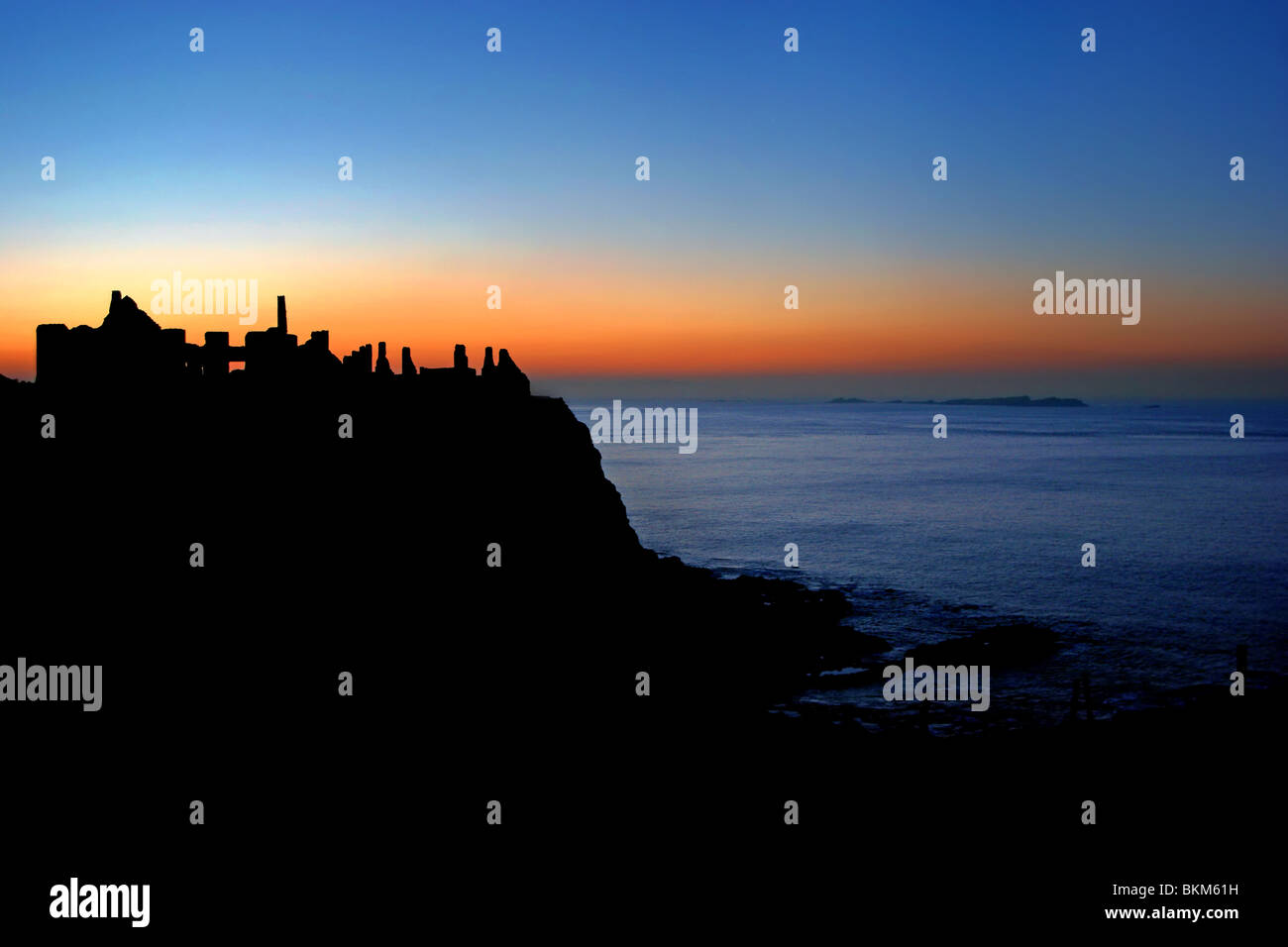 Dunluce Castle und die Schären, Causeway-Küste, Nord-Irland Stockfoto