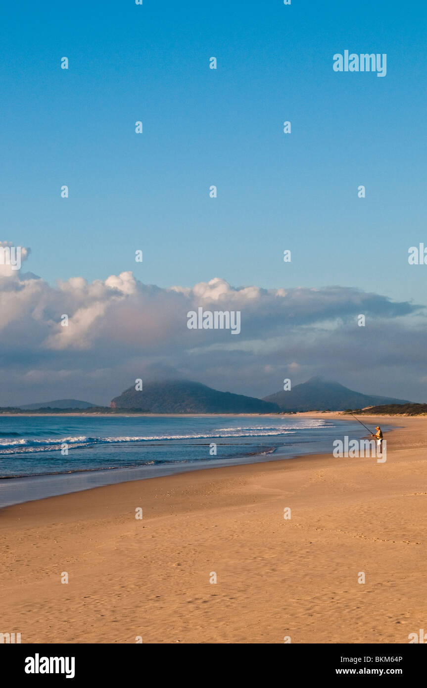 Fischer am Strand am frühen Morgen, Hawks Nest, NSW, Australien Stockfoto