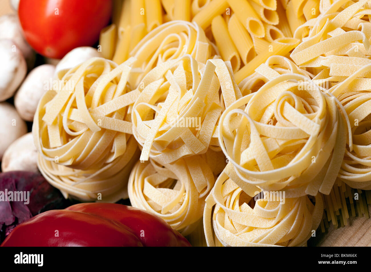 Kochen mit frischen italienischen Zutaten Stockfoto