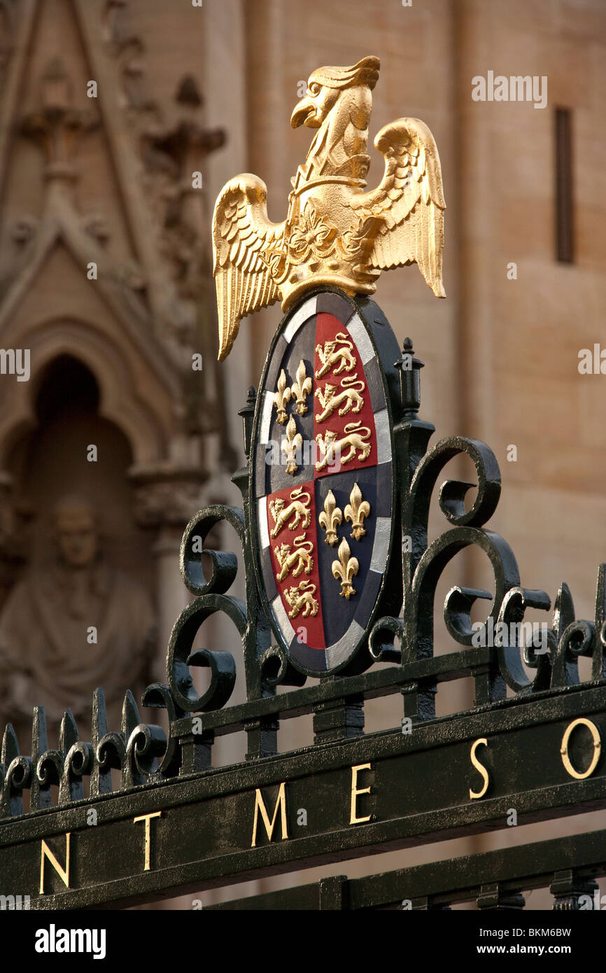 Wappen der Arme auf ein Tor in St. Johns College Kirche in zentralen Cambridge im Vereinigten Königreich Stockfoto