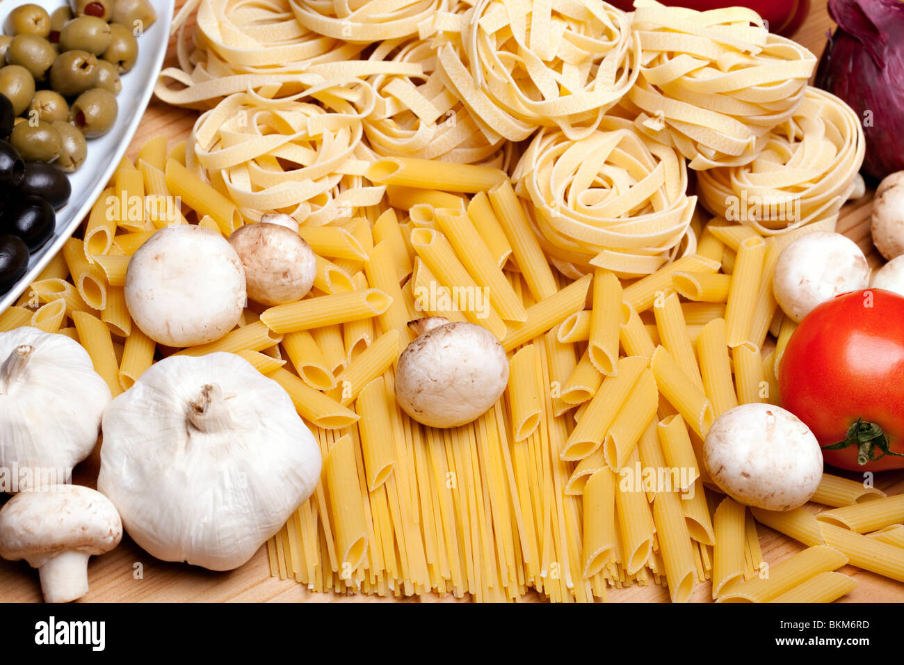 Kochen mit frischen italienischen Zutaten Stockfoto