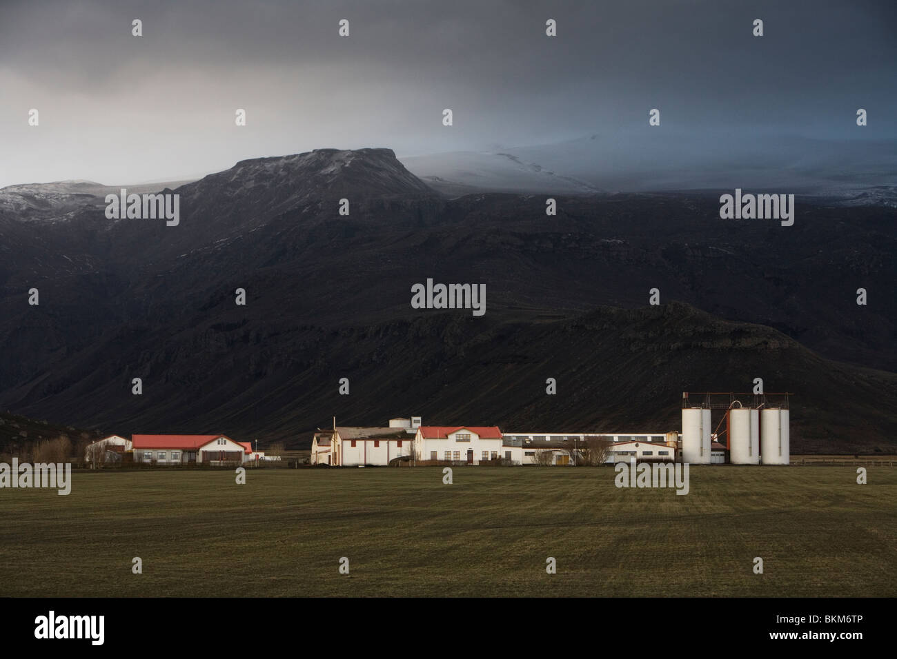 Farm, die geschlagen wurde durch Vulkanasche aus dem Vulkanausbruch im Eyjafjallajökull-Gletscher, Südisland. Stockfoto