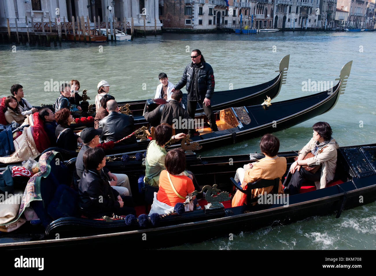 Gondoliere singt Opern-Arien für japanische Touristen in Gondeln am Grand Vanal in Italien Stockfoto