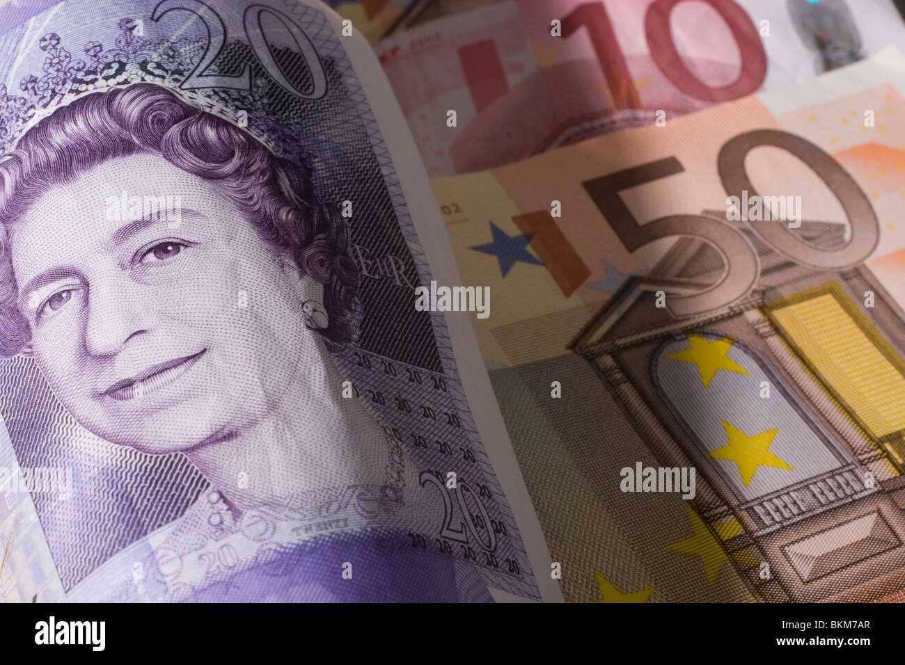 Eine 20-Pfund-Scheine sowie eine Euro-Scheine, die die Währungen des Vereinigten Königreichs und der Eurozone repräsentiert Stockfoto