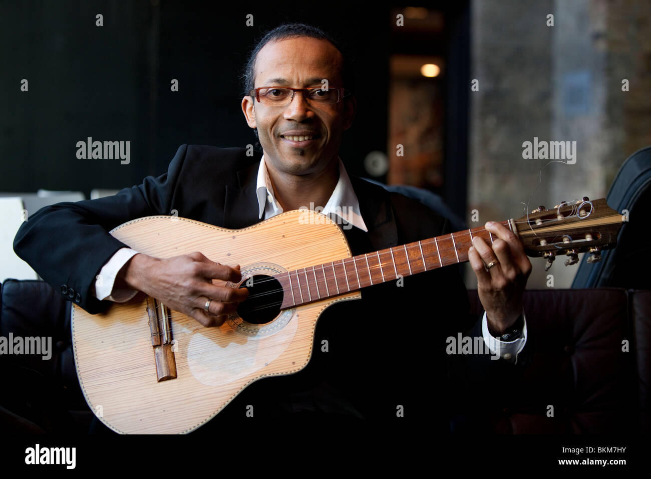 Halbe Länge Portrait von einem kubanischen Gitarristen, London, England, UK Stockfoto