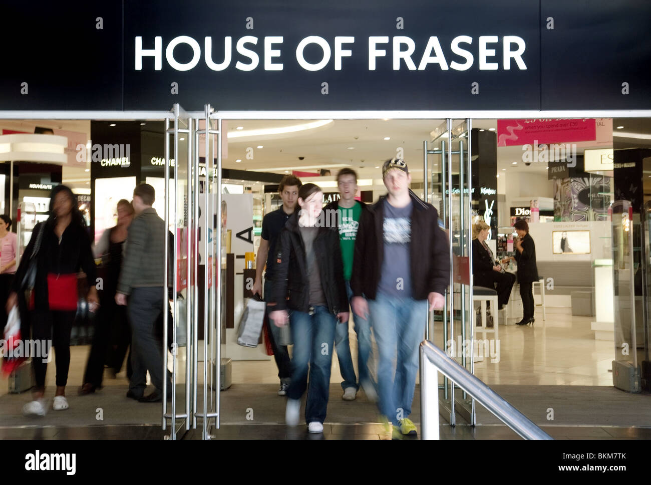 Käufer kommen aus dem House of Fraser laden, Oxford Street, London UK Stockfoto