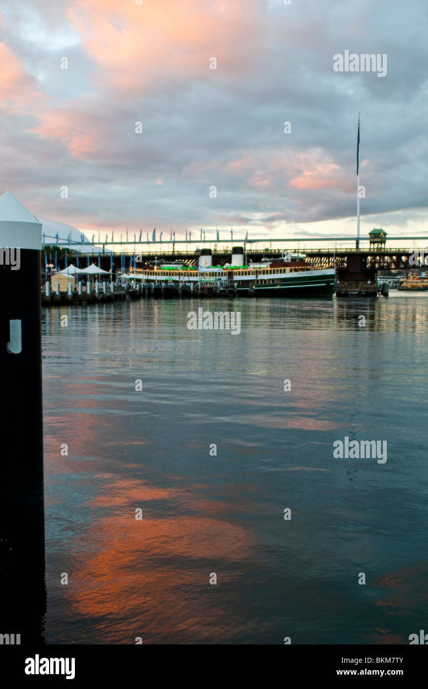 Rosa Wolke spiegelt sich im Wasser, Darling Harbour, Cockle Bay, Sydney, Australien Stockfoto