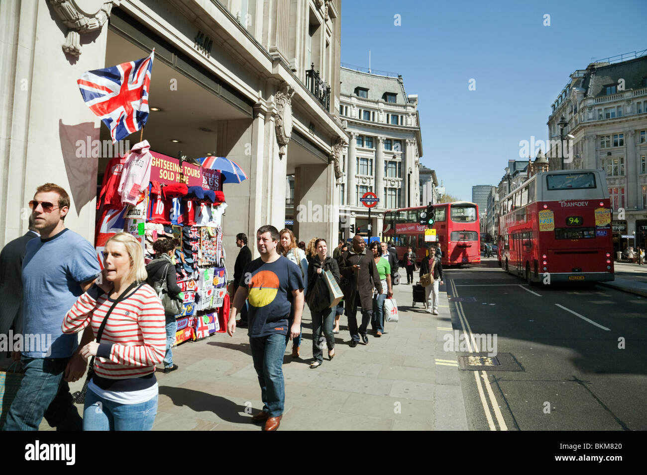 Szene auf der Oxford Street in der Nähe von Oxford Circus, central London, UK Stockfoto