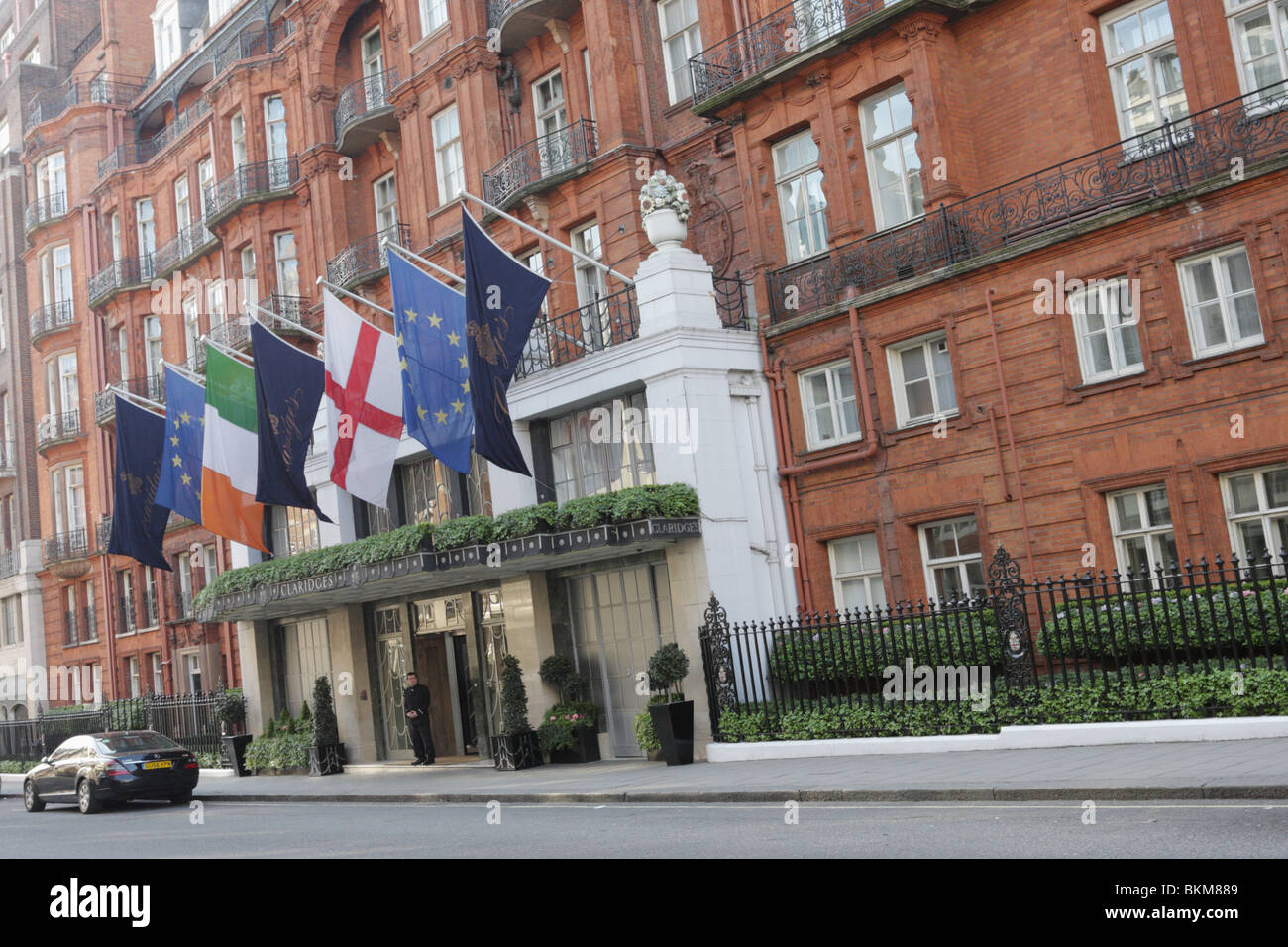 Der Haupteingang und die vordere Elevation des Claridge's Hotel in Brook Street, London. Stockfoto