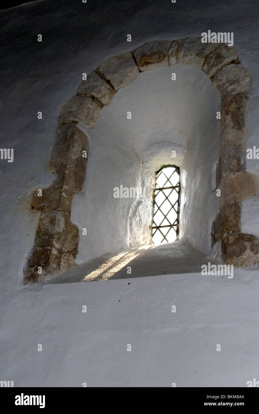 Kleine einfache Fenster in der Pfarrei Kirche von Saint Botolph in der Nähe von Steyning. West Sussex. England Stockfoto