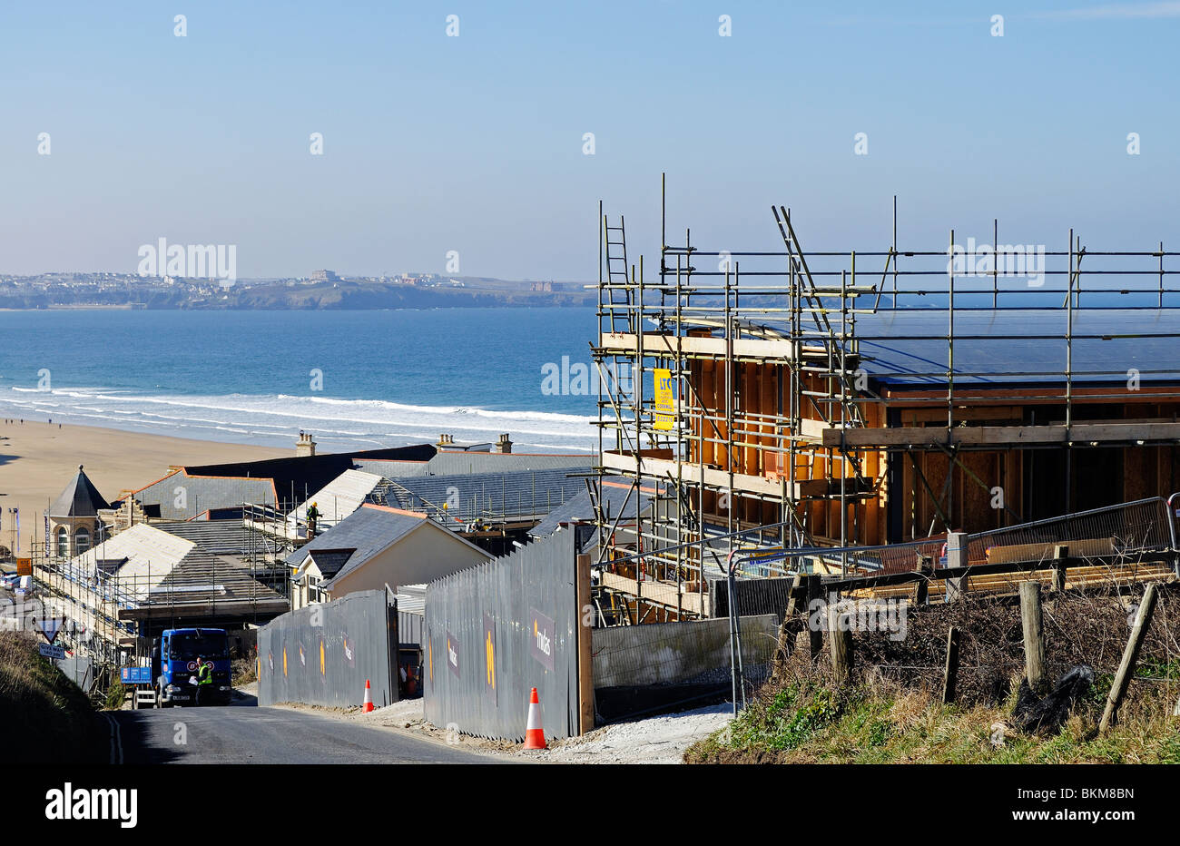 neue Ferienwohnungen im Bau mit Blick auf Watergate Bay in der Nähe von Newquay in Cornwall, Großbritannien Stockfoto