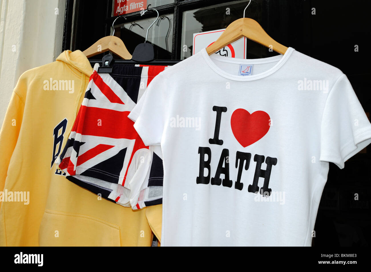 'ich liebe Bad' t Shirt hängen vor einem Geschäft in Bath, England, Großbritannien Stockfoto