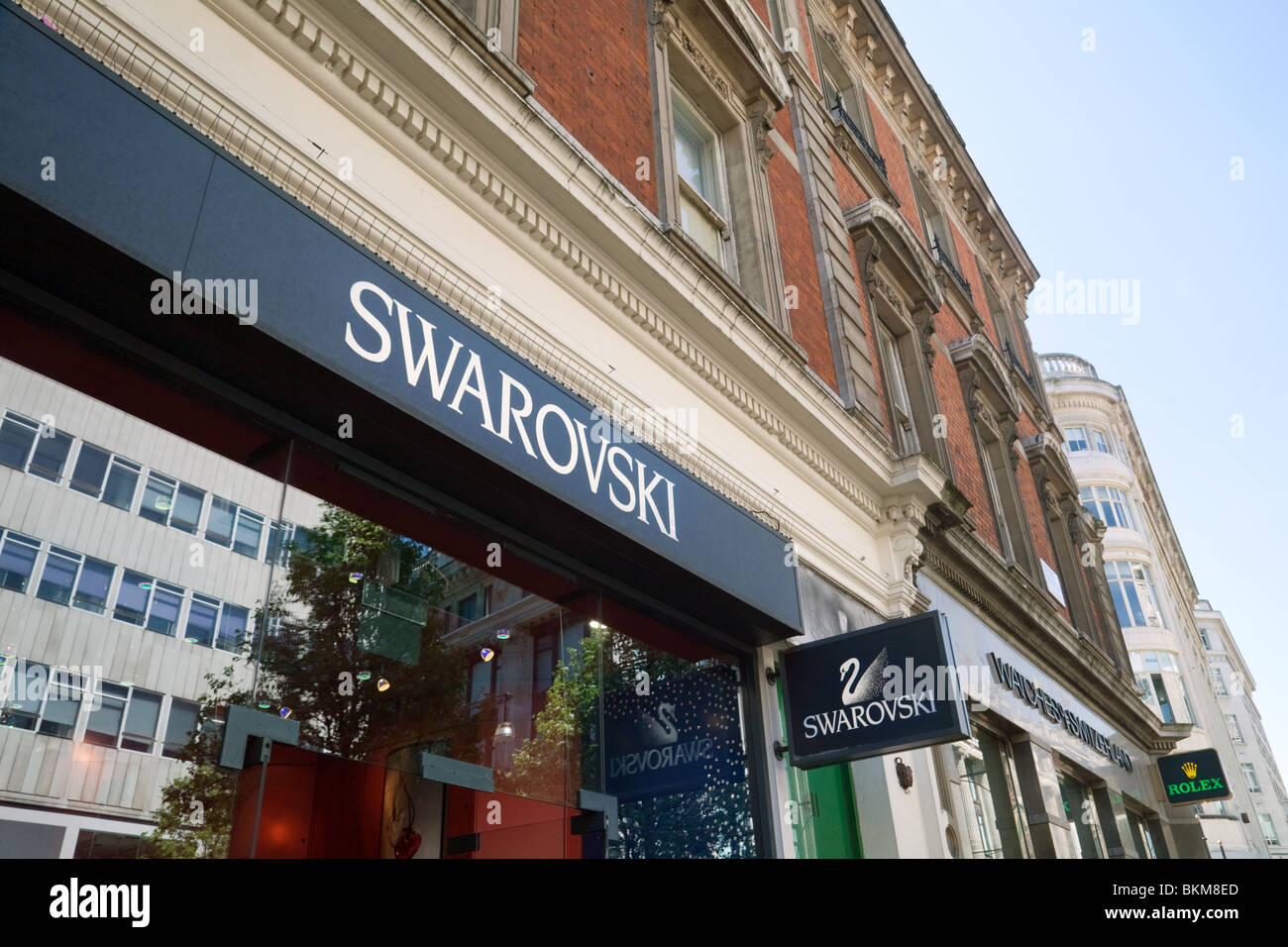 Schild über dem Swarovski shop, Oxford Street, London UK Stockfoto
