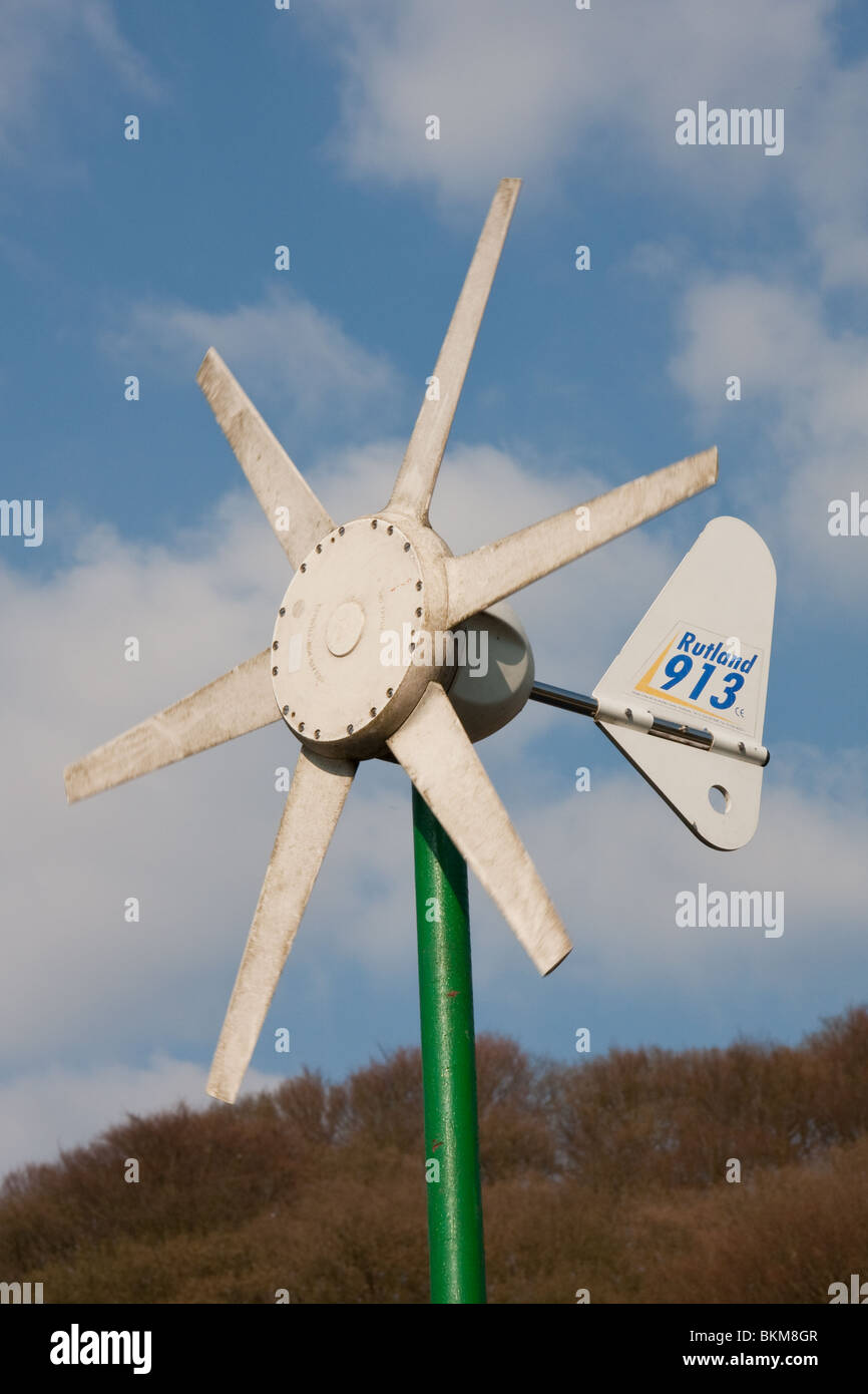 Windgenerator Rutland 913 auf schmalen Kanalboot Stockfoto