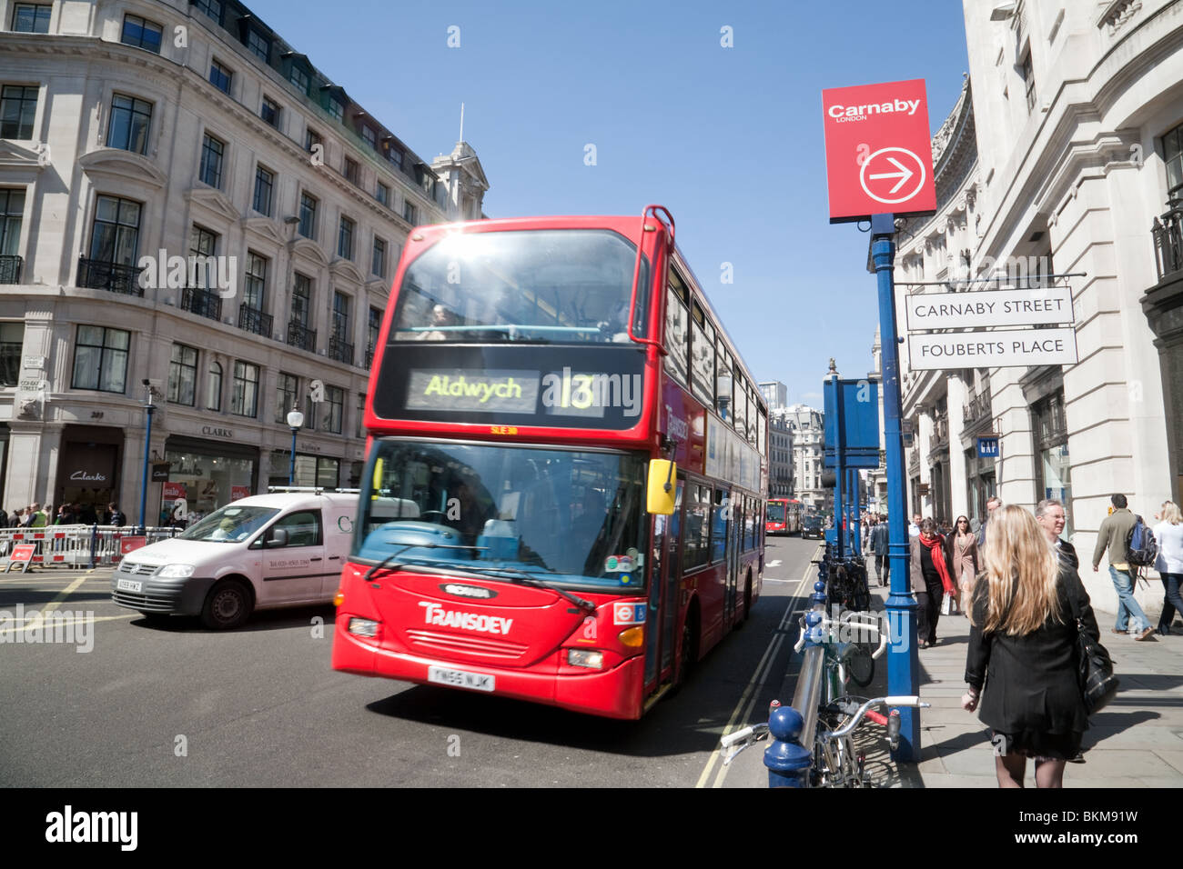 Bus UK; London Bus an einer Bushaltestelle an der Regent Street, London, UK Stockfoto