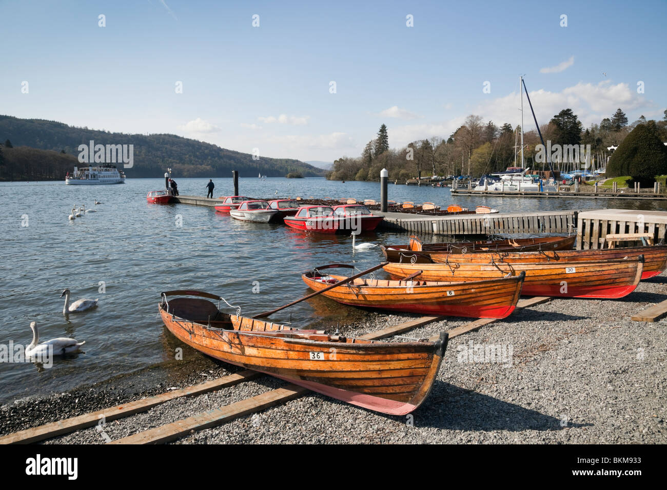 Bowness auf Wndermere, Cumbria, England, UK. Ruderboote zu mieten am See Windermere im Lake District National Park Stockfoto