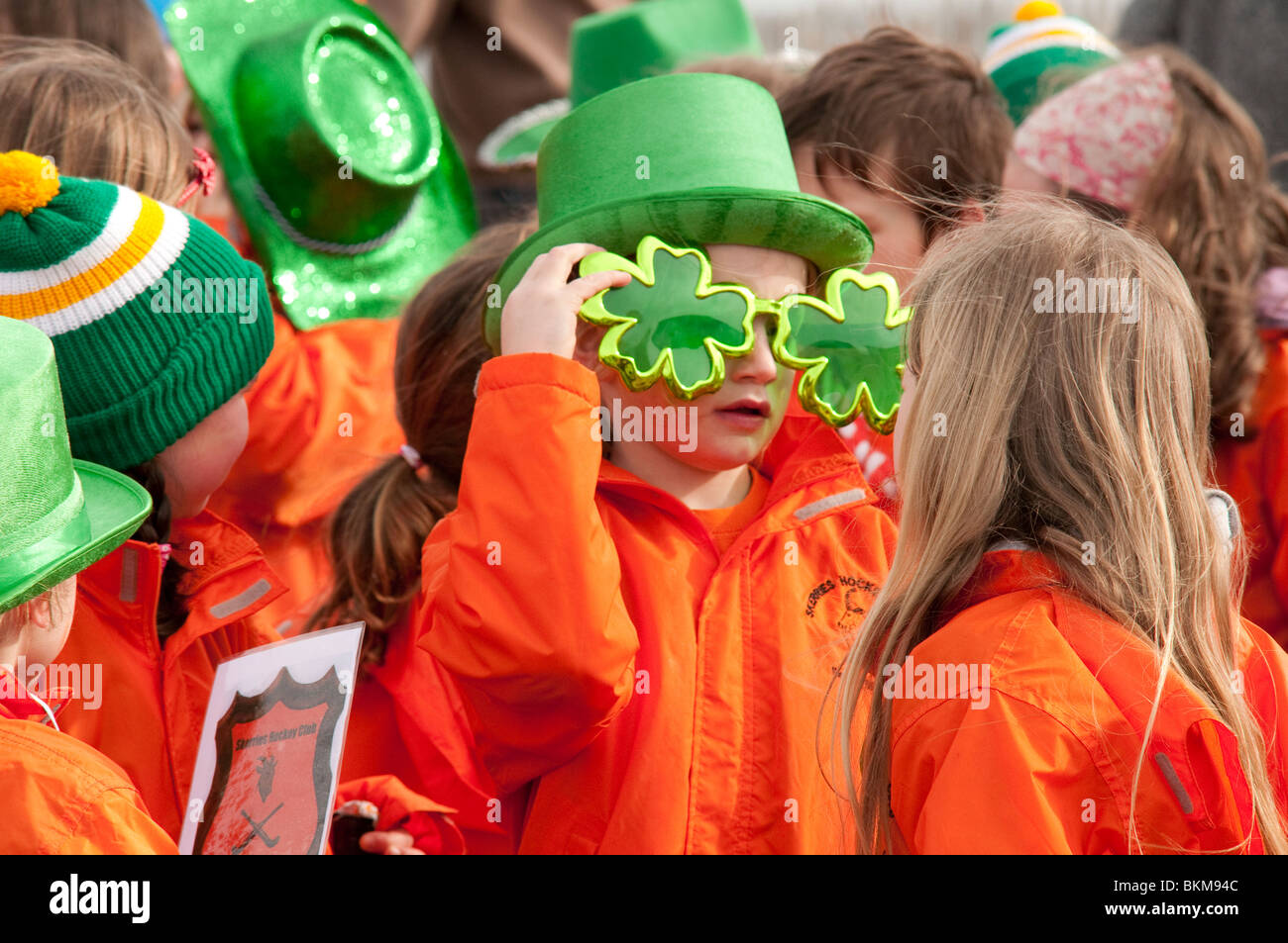Kinder, die Spaß am St. Patricks Day Parade in Skerries, County Dublin, Irland 2010 Stockfoto