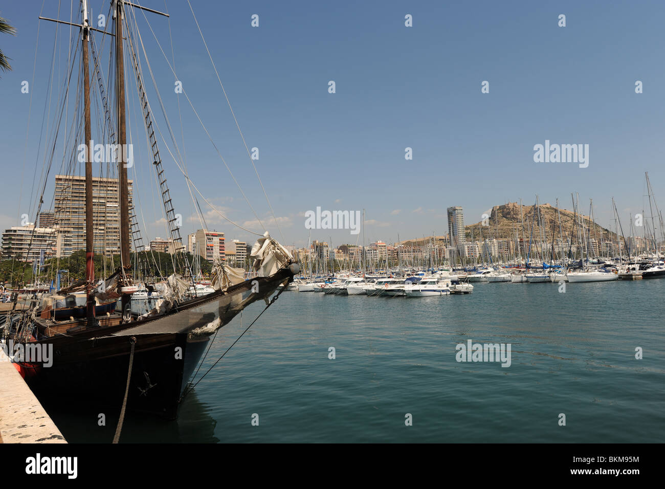 Blick über Schoner Bowspirit, Yachthafen und Stadtzentrum von Alicante, Provinz Alicante, Comunidad Valenciana, Spanien Stockfoto