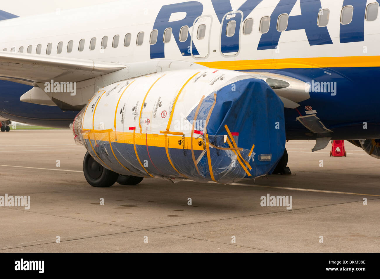 Ryanair-Flugzeugmotor bedeckt, aus vulkanischer Asche Staub zu schützen Stockfoto