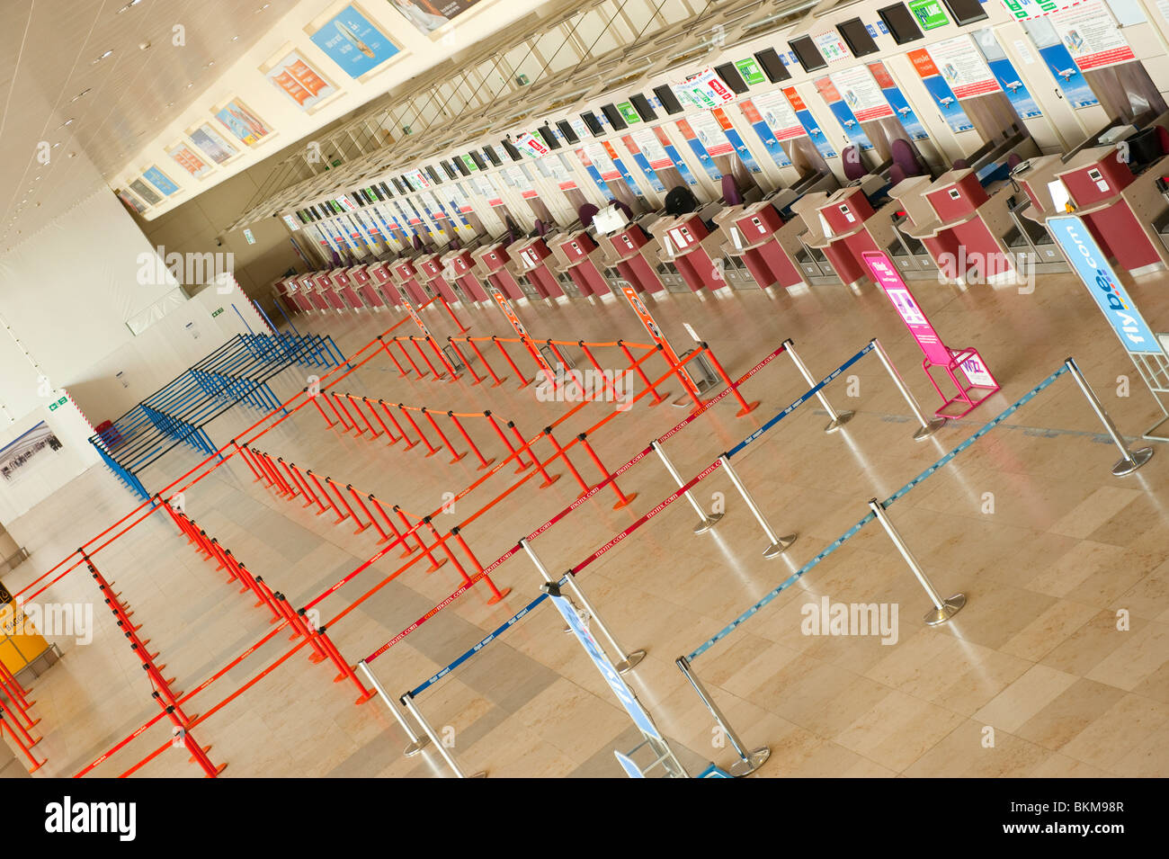 Flughafen Check-in Schreibtische leer Flüge abgesagt Stockfoto