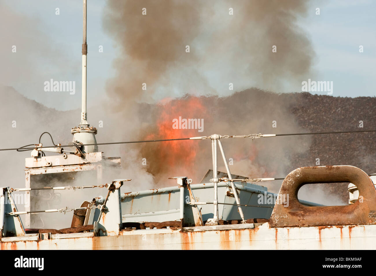 Ex Navy Schiff in Brand im Dock mit große Mengen an Rauch aus halten Stockfoto