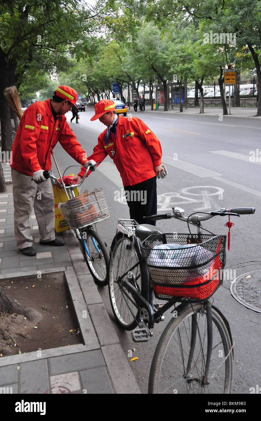 Städtische Arbeiter Reinigung Straßen Peking China Stockfoto