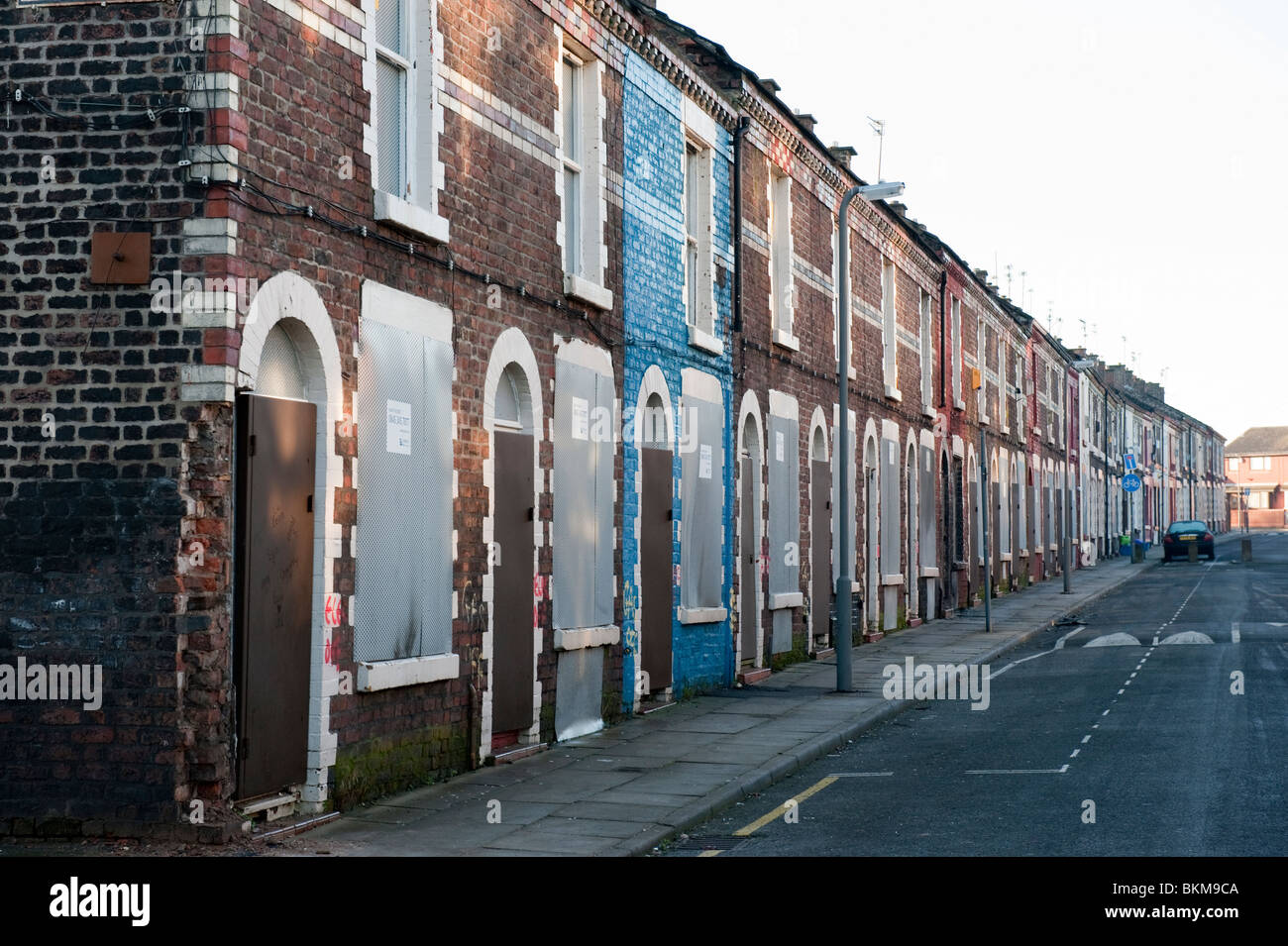 Reihenhäuser, die ganze Straße mit Brettern vernagelt warten auf Abriss Stockfoto