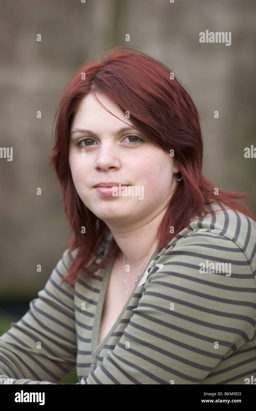 Portrat Junge Plus Grosse Naturliche Frau Kamera Ernstem Gesicht Zu Schauen In Die Kamera Schauen Stockfotografie Alamy